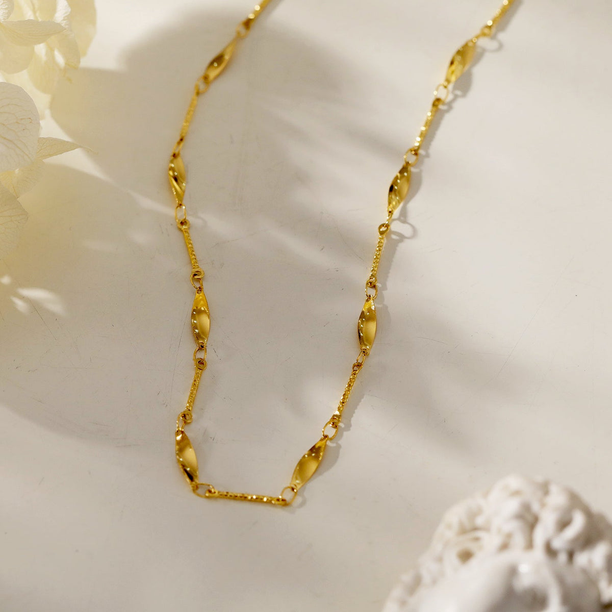 OTTIS: Twisted Oval Links & Textured Bars Chain Necklace