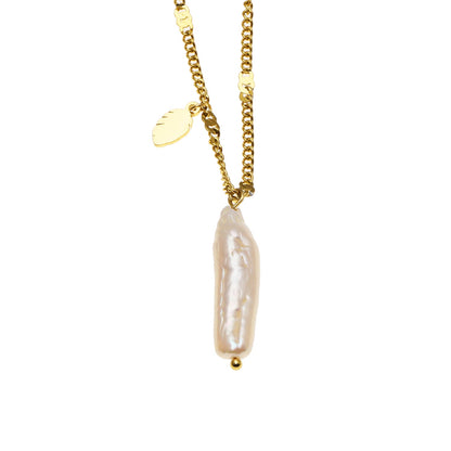 ANNECY: Nature Inspired Chic Chain Necklace Enhanced with Baroque Pearl and Leaf Charm