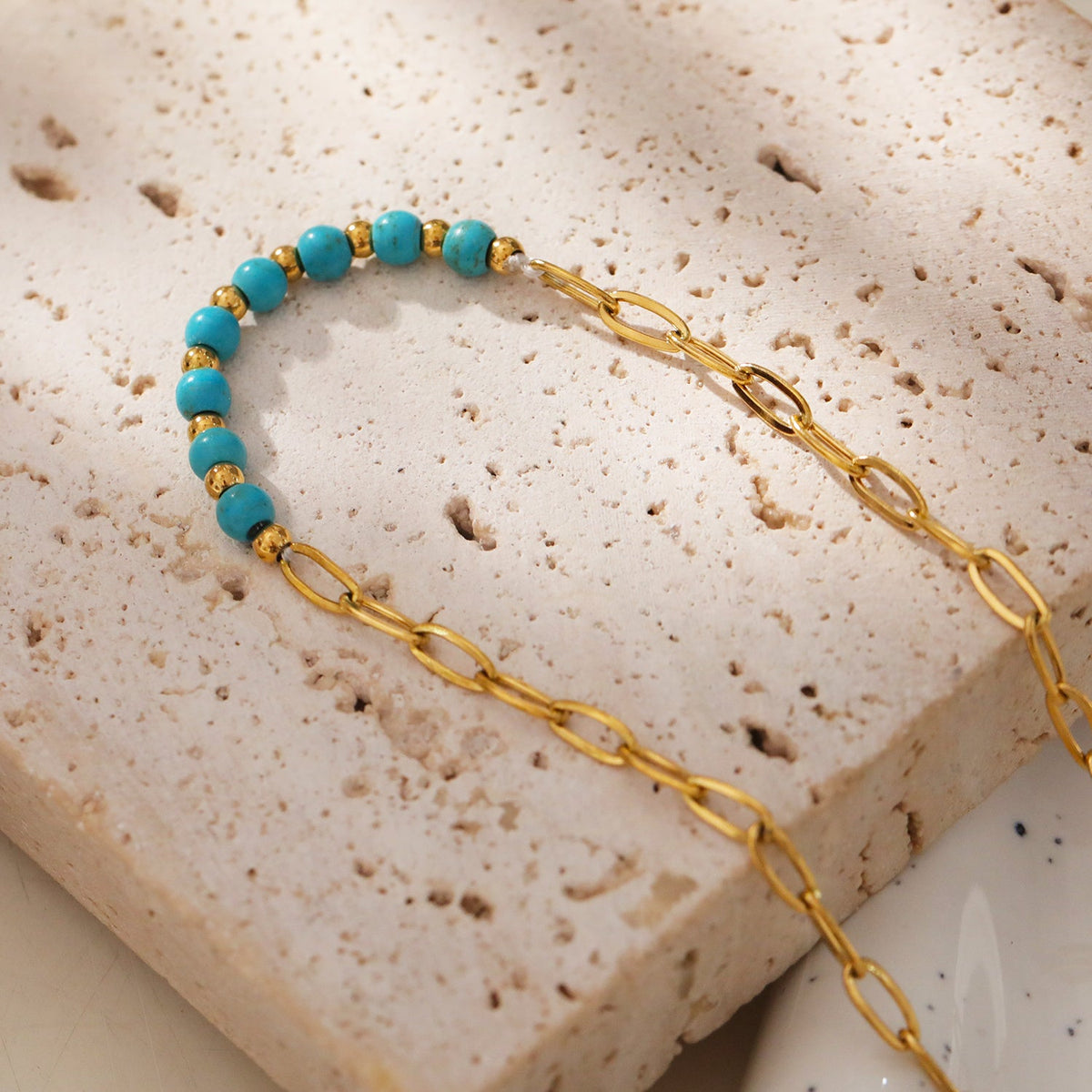 LIZBOA : Collier combiné avec chaîne à trombones et pierres CHALCHITE