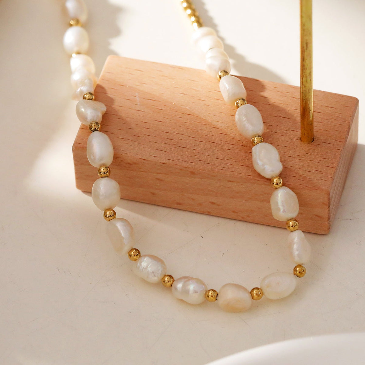 ELISA : Collier chaîne perles d'eau douce et billes dorées