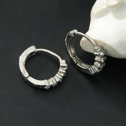 PORTREE : Mini créoles classiques serties d'oxydes de zirconium en or blanc rhodié