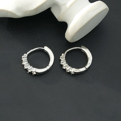 PORTREE : Mini créoles classiques serties d'oxydes de zirconium en or blanc rhodié