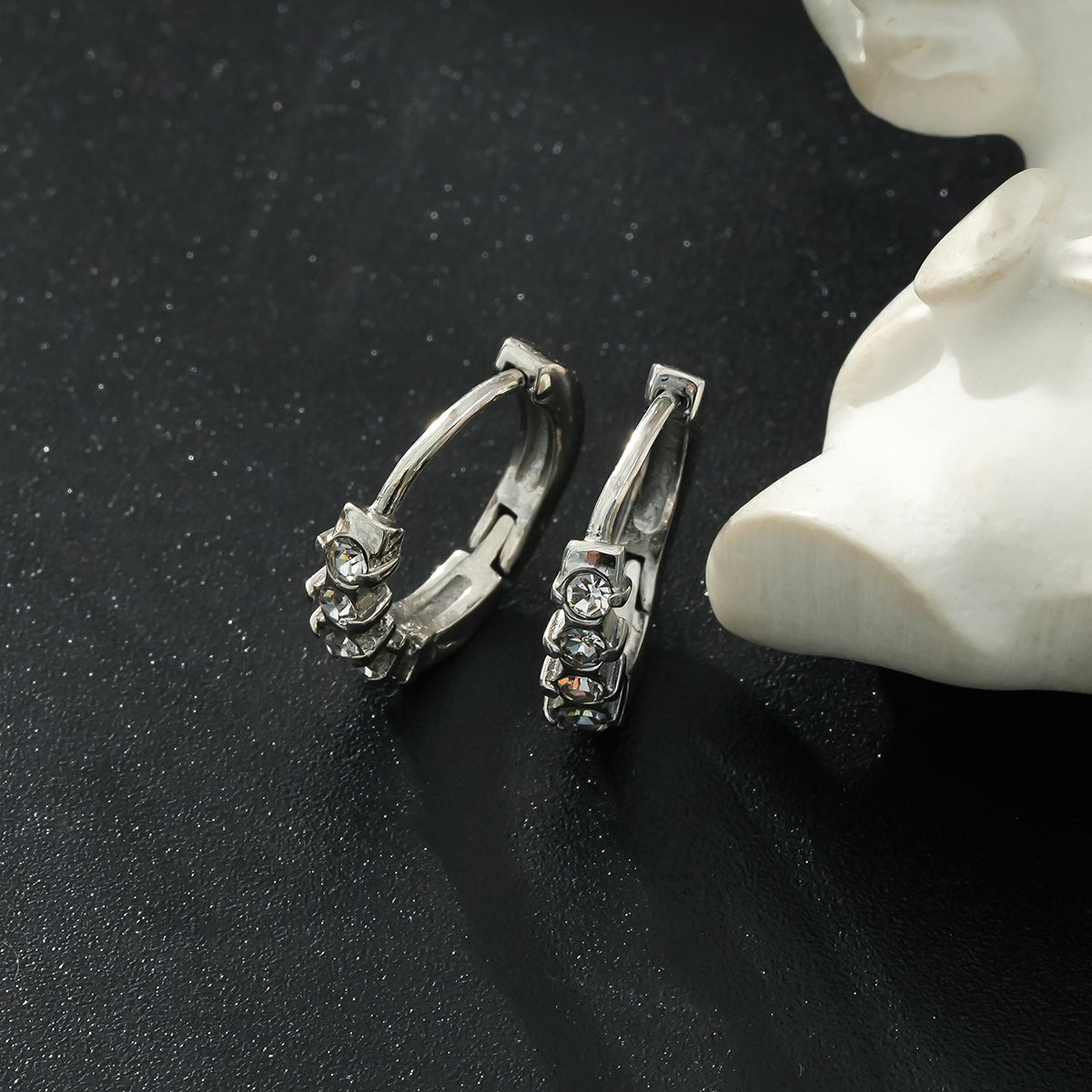 PORTREE : Mini créoles classiques serties d'oxydes de zirconium en or blanc rhodié