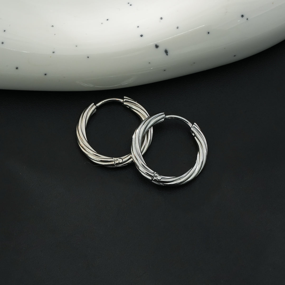 PURLEY : Boucles d'oreilles mini créoles modernistes richement texturées en or blanc (ton argenté)