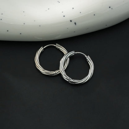 PURLEY : Boucles d'oreilles mini créoles modernistes richement texturées en or blanc (ton argenté)
