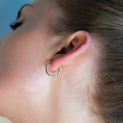 PURLEY : Boucles d'oreilles mini créoles modernistes richement texturées en or blanc (ton argenté)