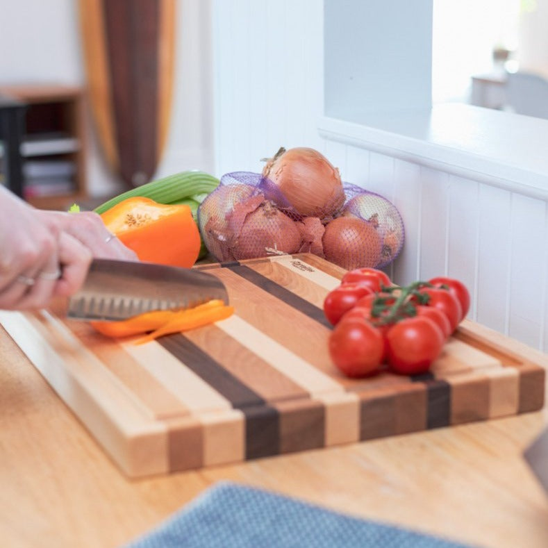 Planche à découper en bois, la “D-Zartailles” avec sillon à jus