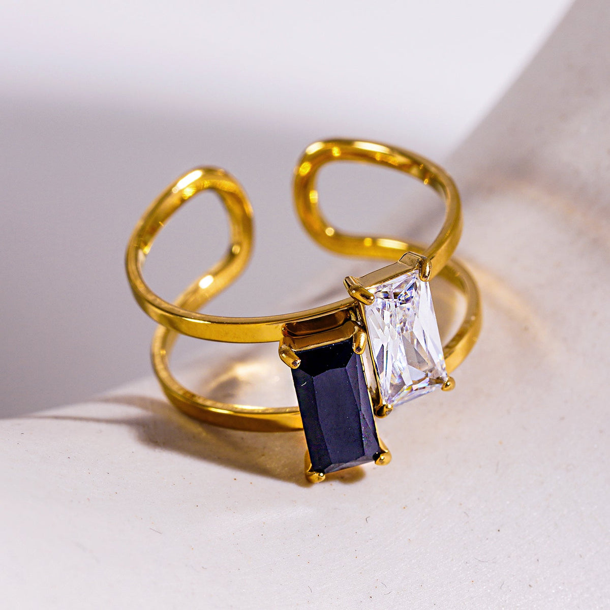 RIADEL : Bague ruban en zircone noire et transparente double éclat