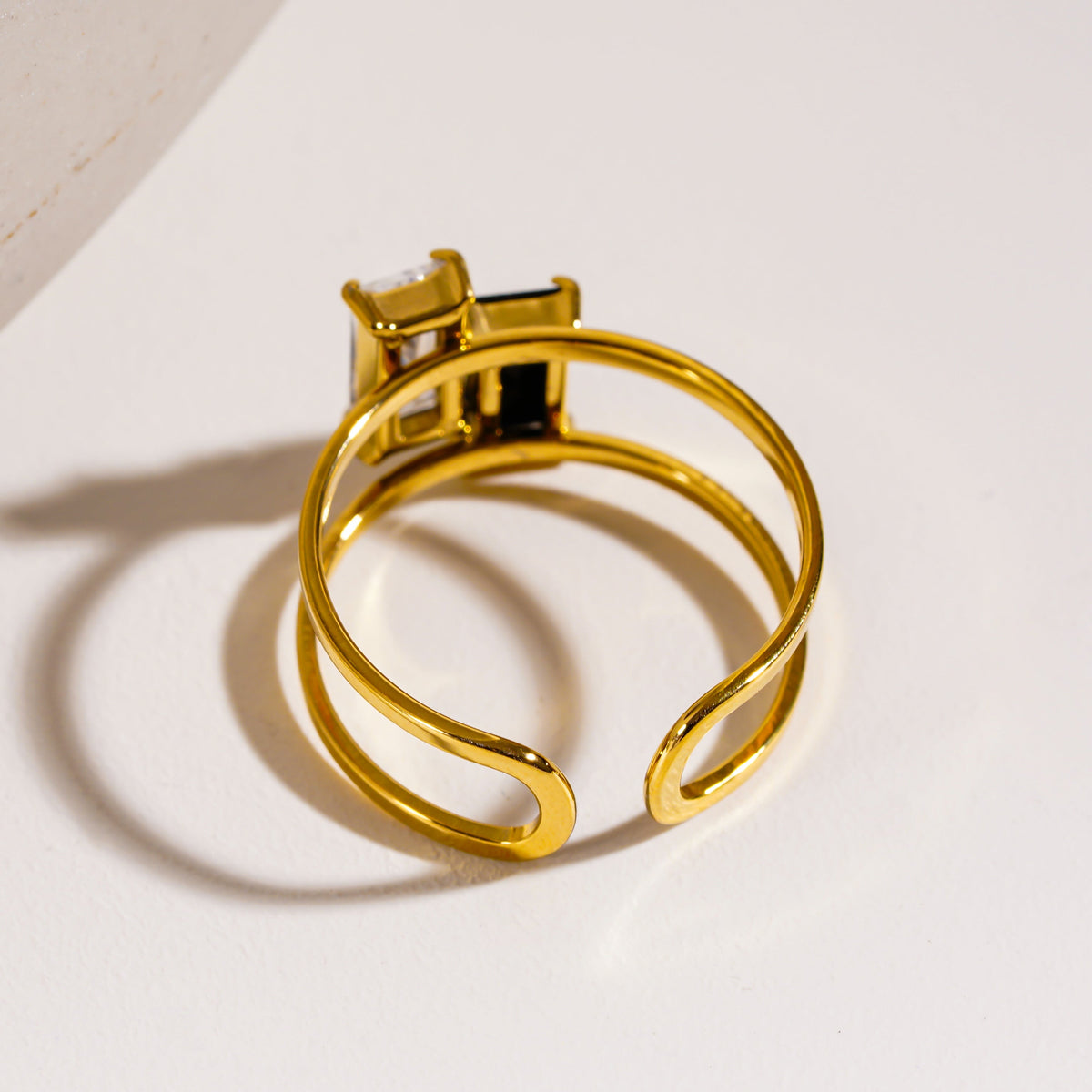 RIADEL : Bague ruban en zircone noire et transparente double éclat