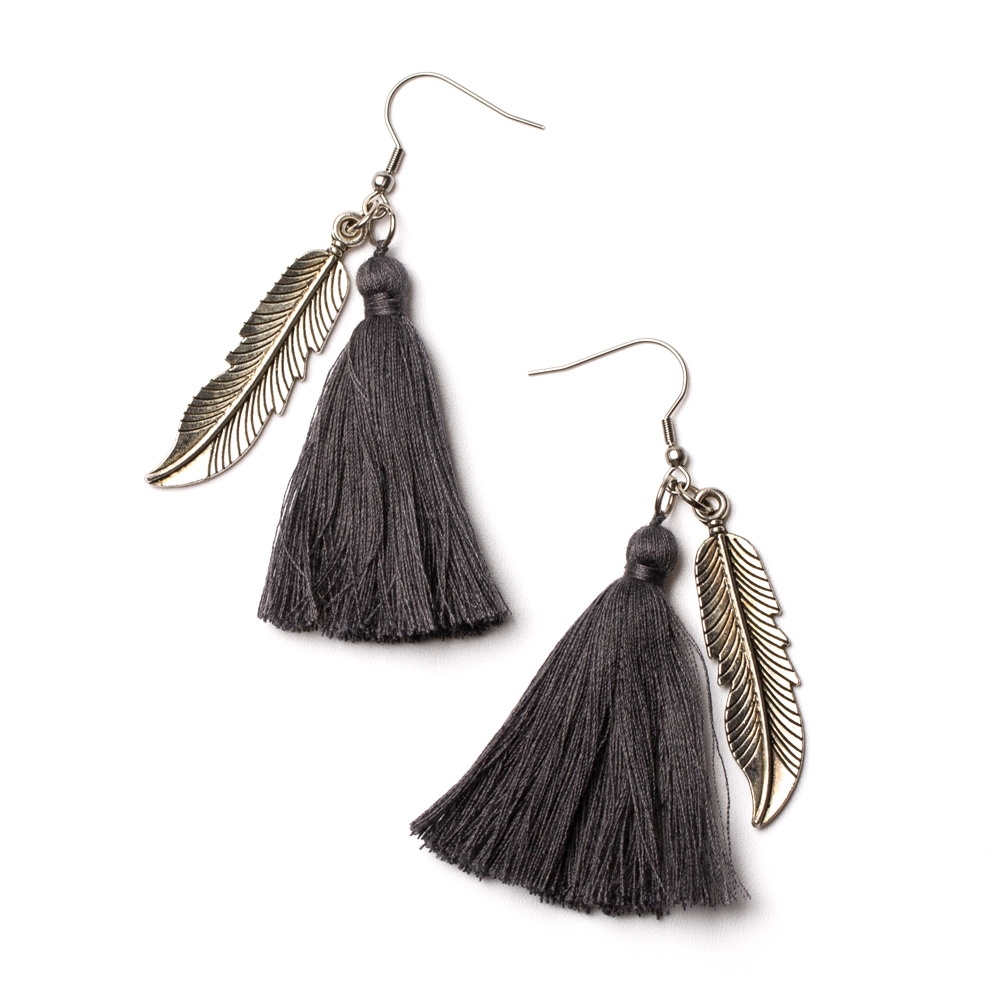 Boucles d'oreilles à pompons avec breloque feuille