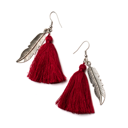 Boucles d'oreilles à pompons avec breloque feuille