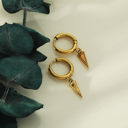 RYLEE Gold : Boucles d'oreilles créoles d'inspiration vintage avec un pendentif triangle