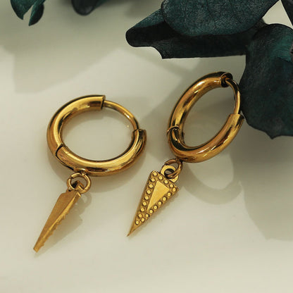 RYLEE Gold : Boucles d'oreilles créoles d'inspiration vintage avec un pendentif triangle