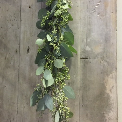 Chemin de table guirlande fraîche - Eucalyptus, Gypsophile, Ruscus