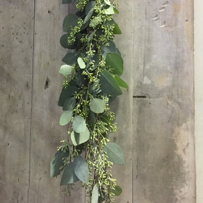 Chemin de table guirlande fraîche - Eucalyptus, Gypsophile, Ruscus