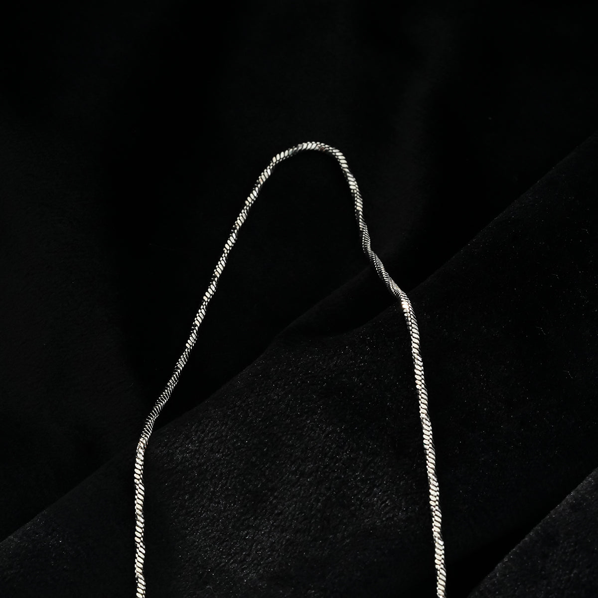 SKAGWAY : Collier en chaîne, textures torsadées minimalistes, en argent (or blanc)