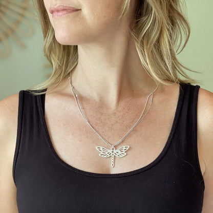 Collier double rang avec pendentif libellule en plaqué argent