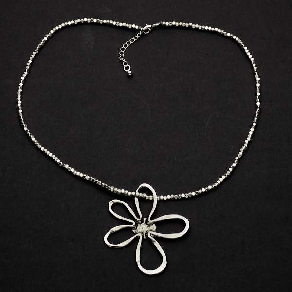 Collier fleur ouverte en plaqué argent