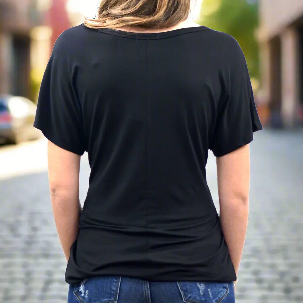 T-shirt à encolure dégagée et motif de coiffe orné de strass