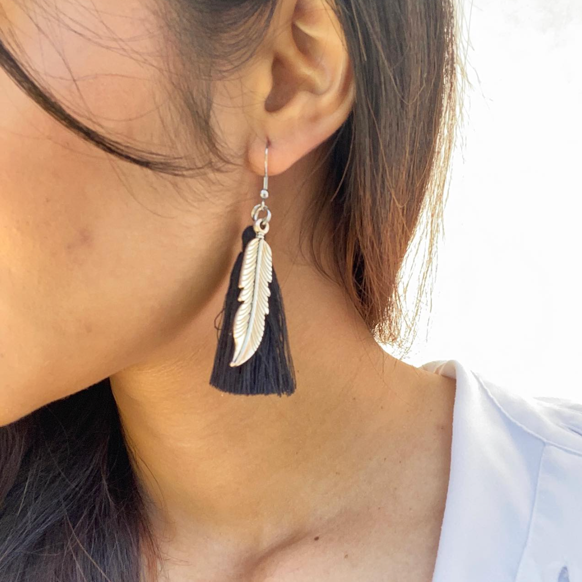 Boucles d'oreilles à pompons avec breloque feuille