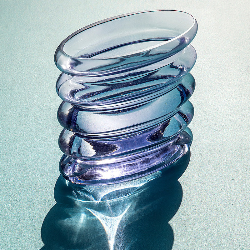 Vase en verre répétitif - Soufflé à la bouche, motif ondulé bleu-violet