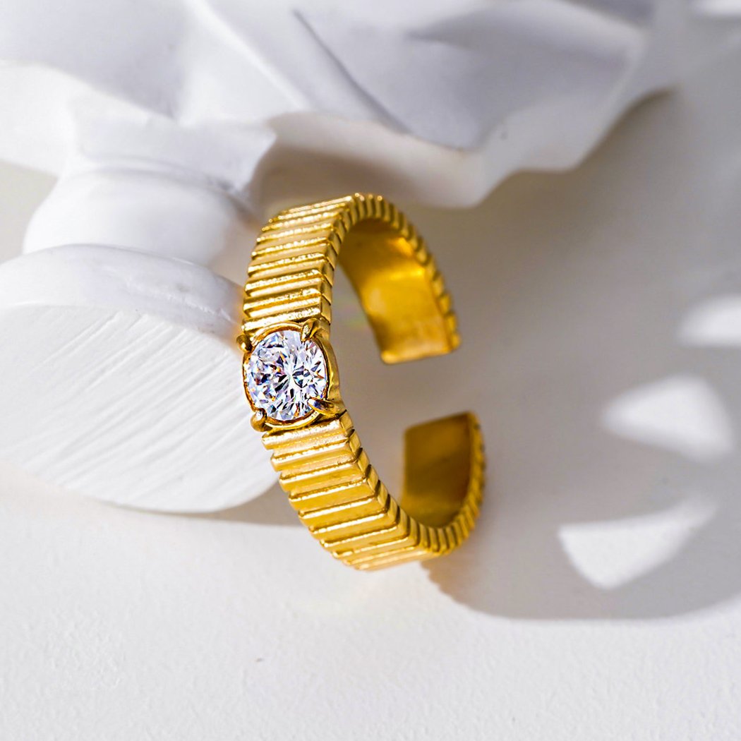 TALA : Bague texturée de style Art déco avec un centre en oxyde de zirconium rond