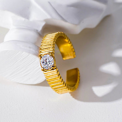 TALA : Bague texturée de style Art déco avec un centre en oxyde de zirconium rond