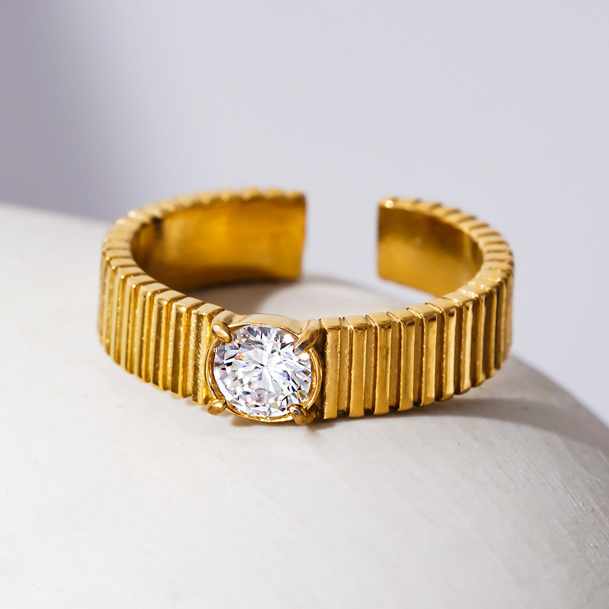 TALA : Bague texturée de style Art déco avec un centre en oxyde de zirconium rond