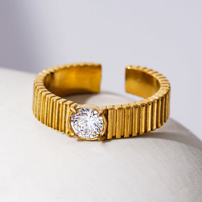 TALA : Bague texturée de style Art déco avec un centre en oxyde de zirconium rond