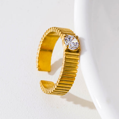 TALA : Bague texturée de style Art déco avec un centre en oxyde de zirconium rond