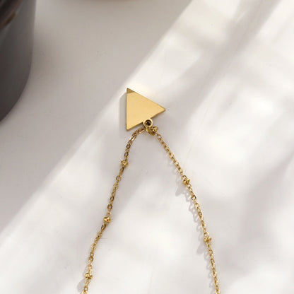 Collier chaîne perlée URIKA avec pendentif triangle pavé de zircons dorés