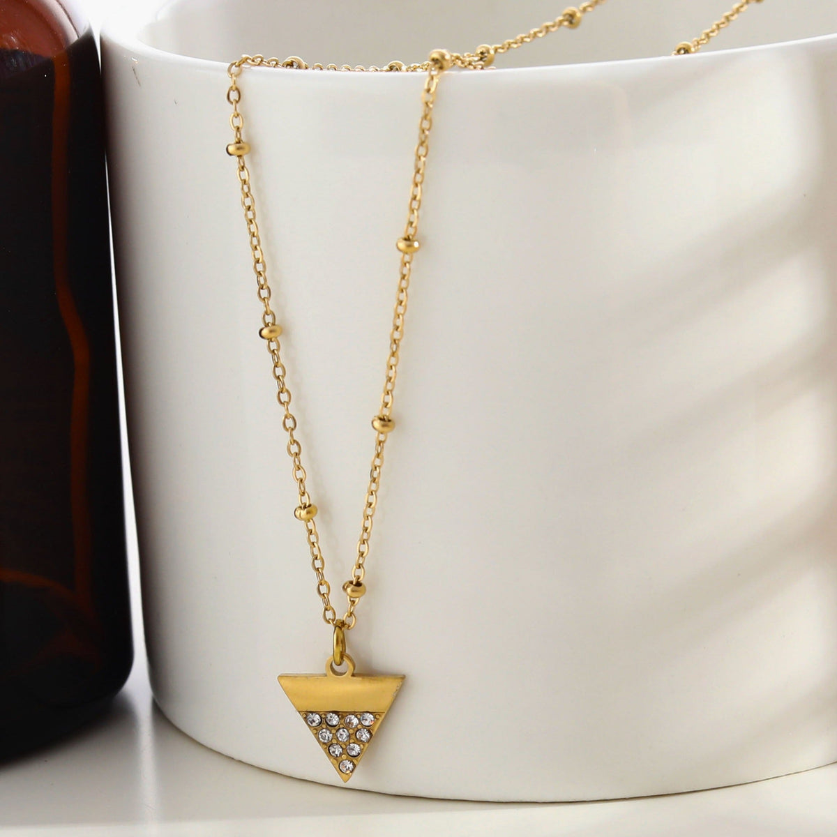 Collier chaîne perlée URIKA avec pendentif triangle pavé de zircons dorés