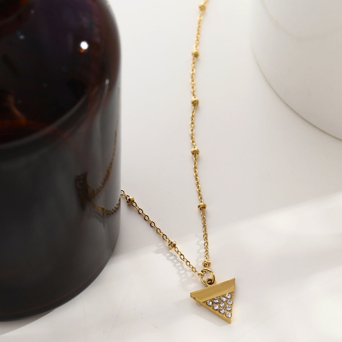 Collier chaîne perlée URIKA avec pendentif triangle pavé de zircons dorés