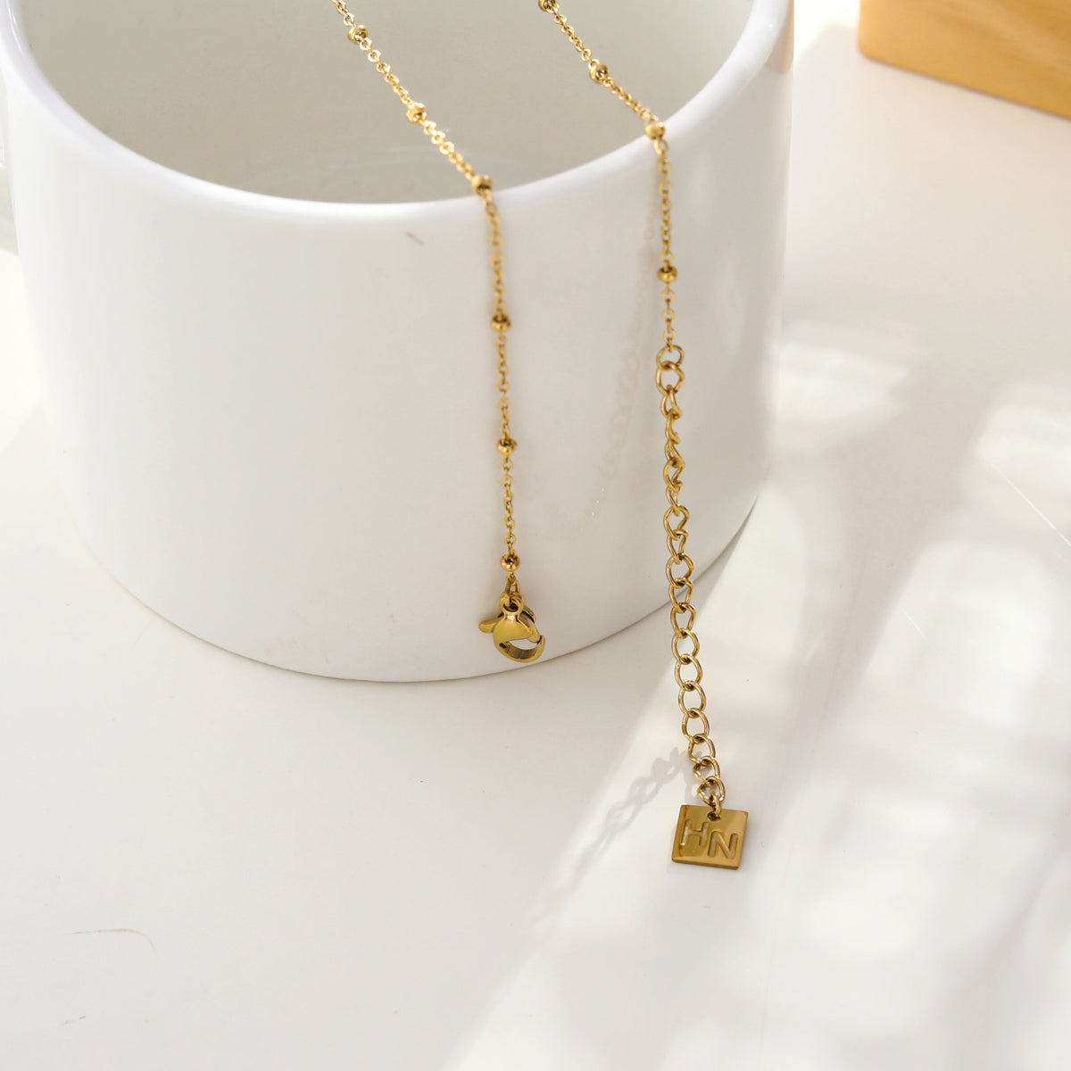 Collier chaîne perlée URIKA avec pendentif triangle pavé de zircons dorés