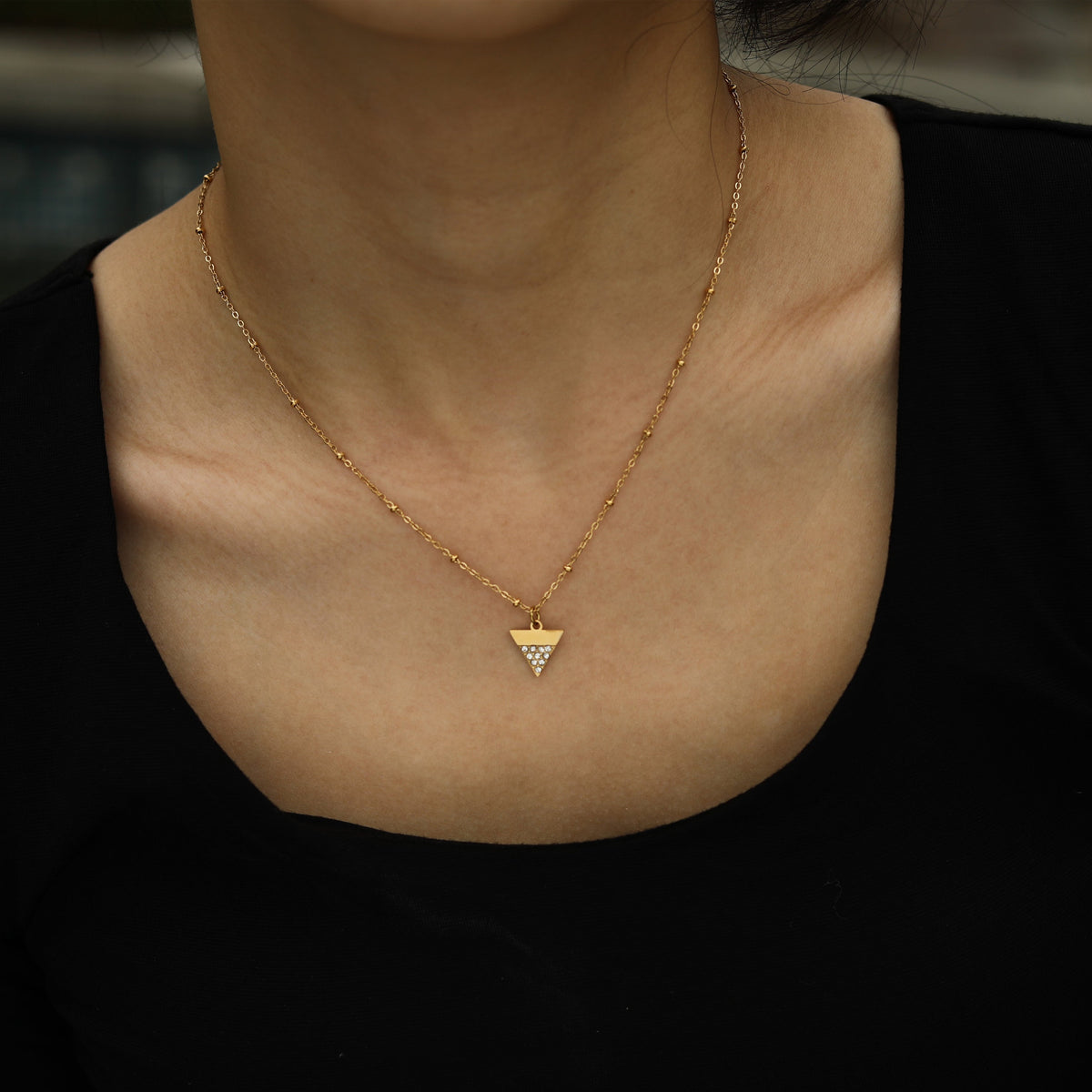 Collier chaîne perlée URIKA avec pendentif triangle pavé de zircons dorés