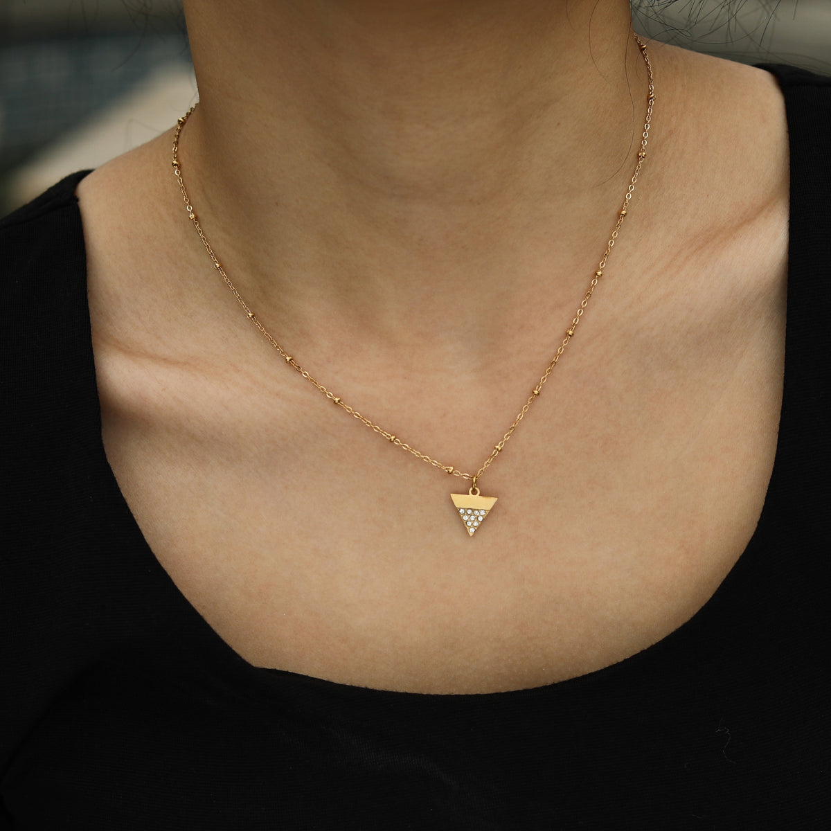 Collier chaîne perlée URIKA avec pendentif triangle pavé de zircons dorés