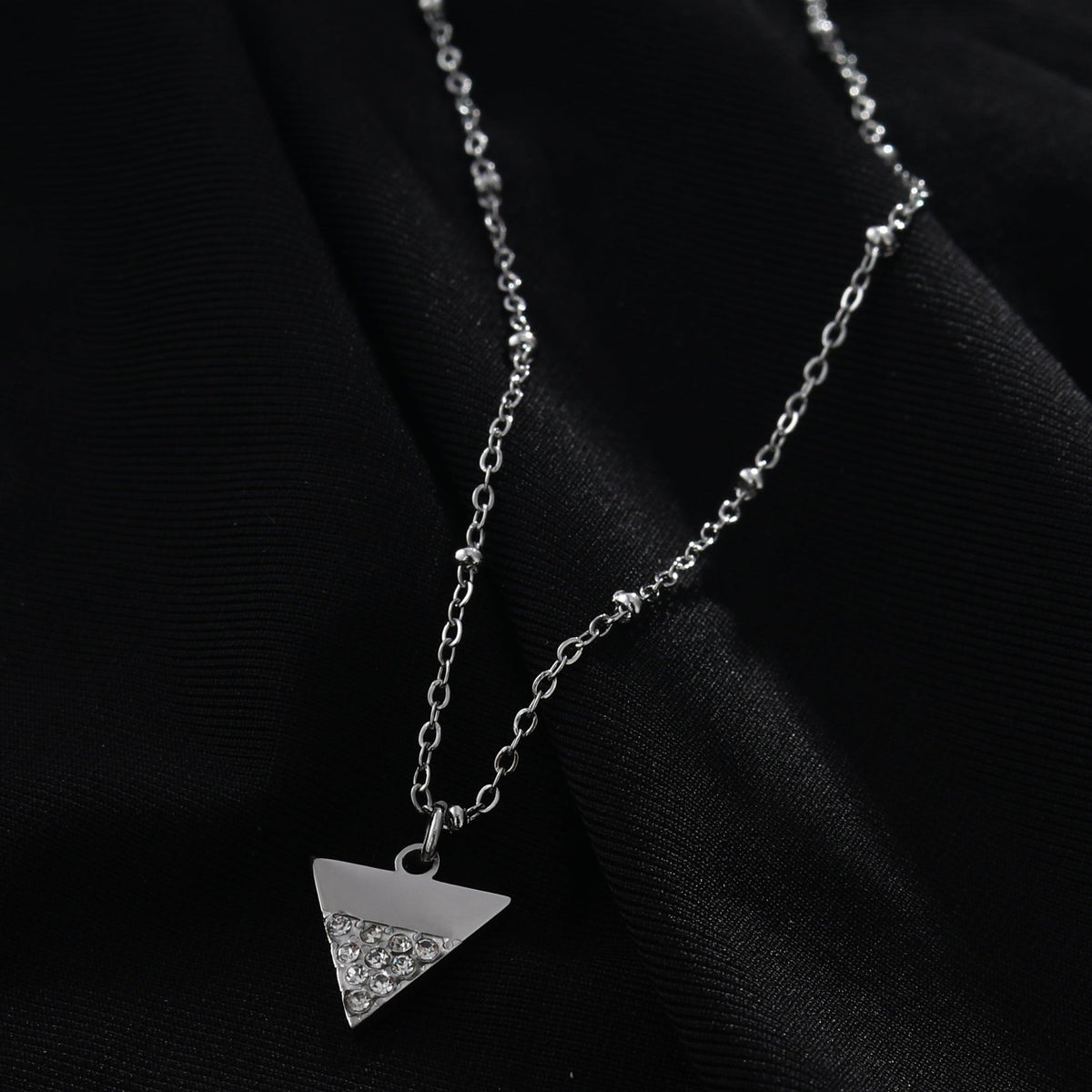 Collier chaîne perlée URIKA avec pendentif triangle pavé de zircons en argent