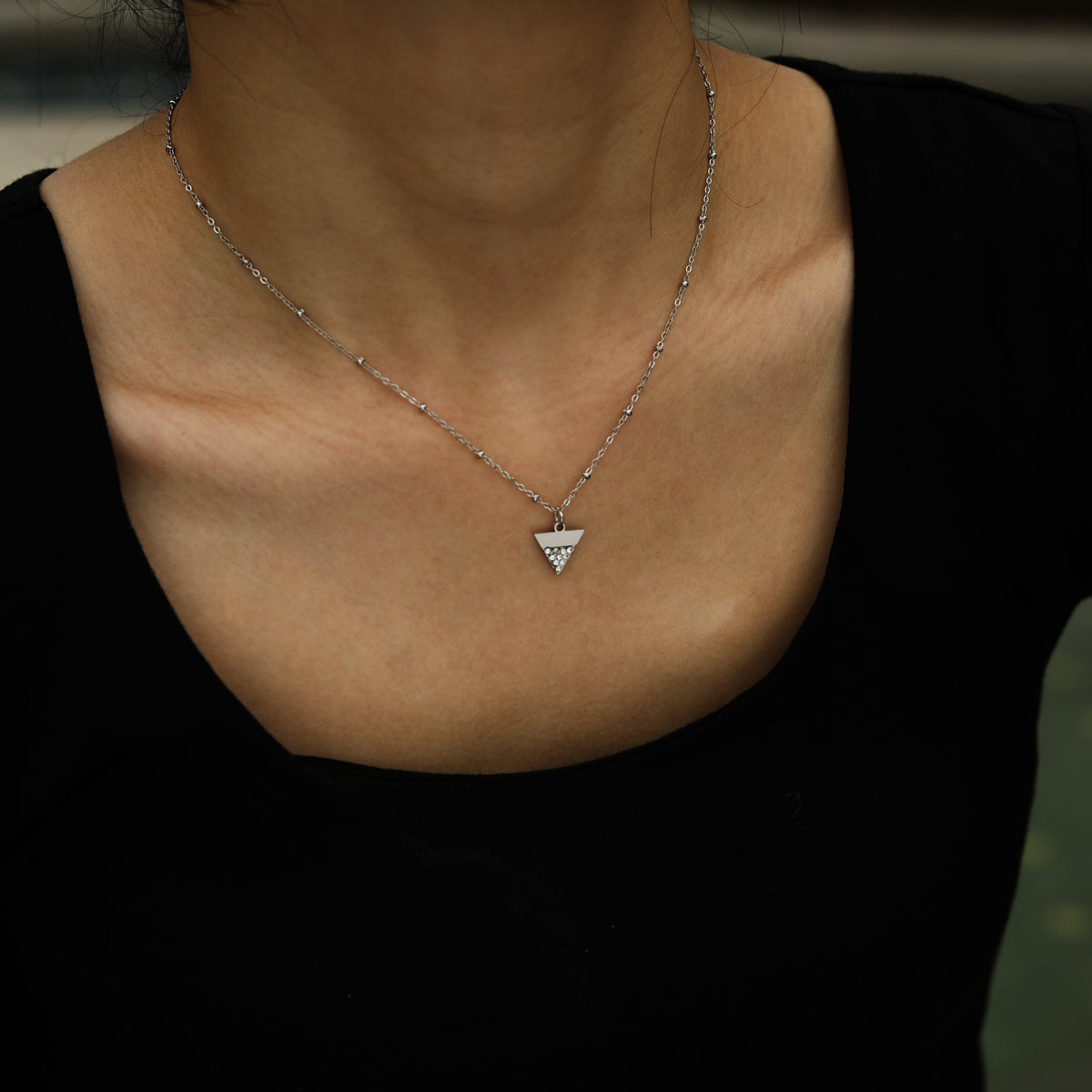 Collier chaîne perlée URIKA avec pendentif triangle pavé de zircons en argent