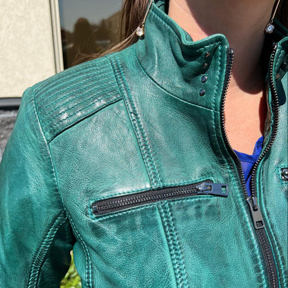Veste Classique Femme en Cuir d'Agneau. Col Rond clouté, 4 Poches zippées et Surpiqûres Décoratives aux Épaules