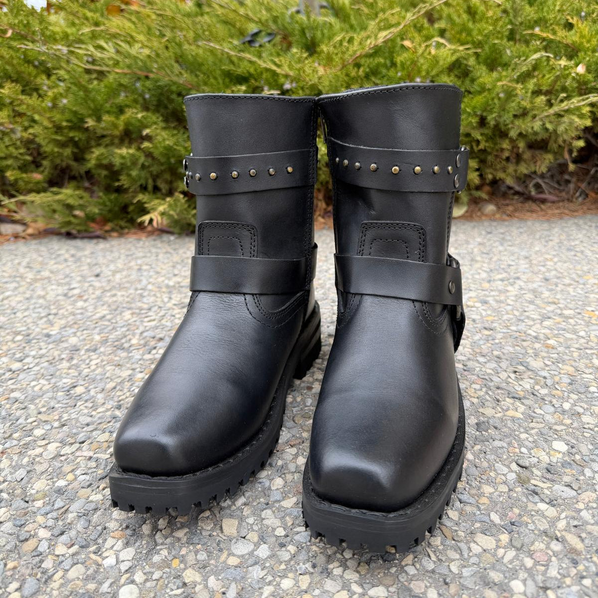 Bottes moto en cuir pour femmes. Cuir de vachette noir avec brides cloutées et fermeture éclair latérale