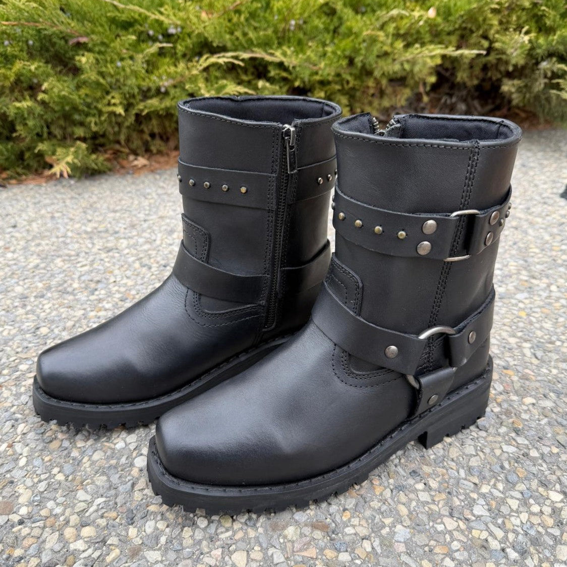 Bottes moto en cuir pour femmes. Cuir de vachette noir avec brides cloutées et fermeture éclair latérale