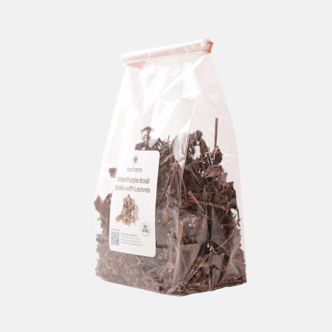 Tiges de basilic pourpre séchées avec feuilles