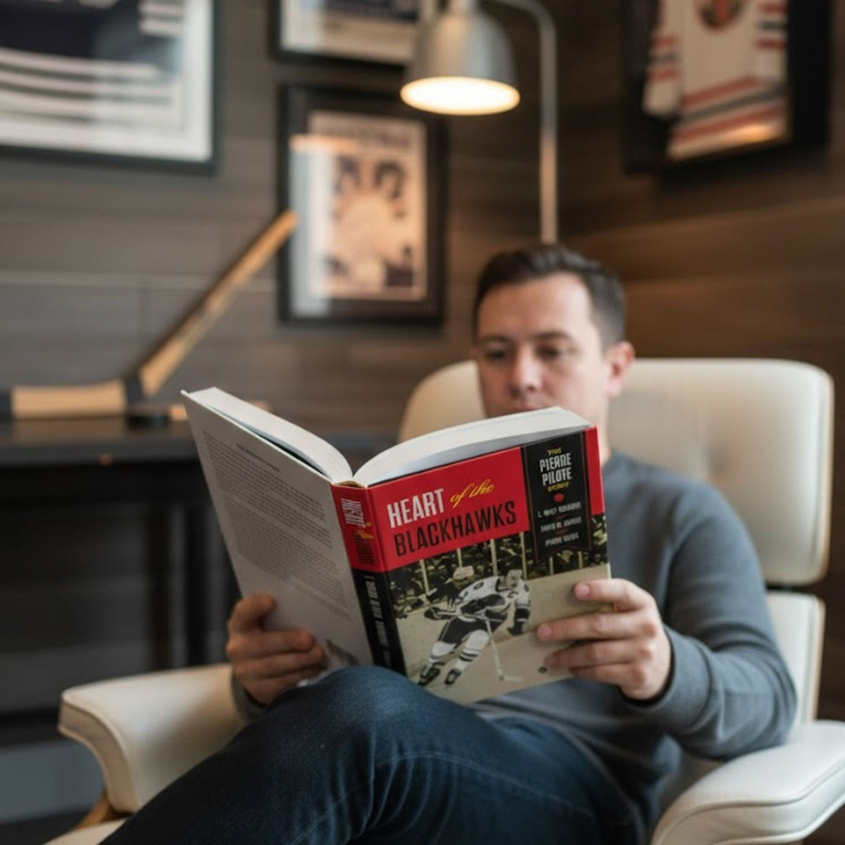 CŒUR DES BLACKHAWKS, LIVRE SIGNÉ PAR PIERRE PILOTE - MÉMOIRES DE HOCKEY AUTOGRAPHÉ, COUVERTURE RIGIDE 9 X 6 POUCES - SOUVENIR DE COLLECTION DE LÉGENDE DU HOCKEY DE CHICAGO