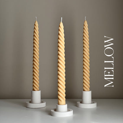 Grande bougie conique torsadée en cire de soja : Décoration pastel faite à la main