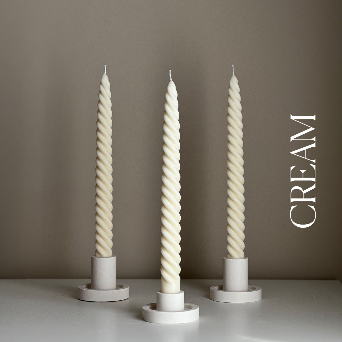 Grande bougie conique torsadée en cire de soja : Décoration pastel faite à la main