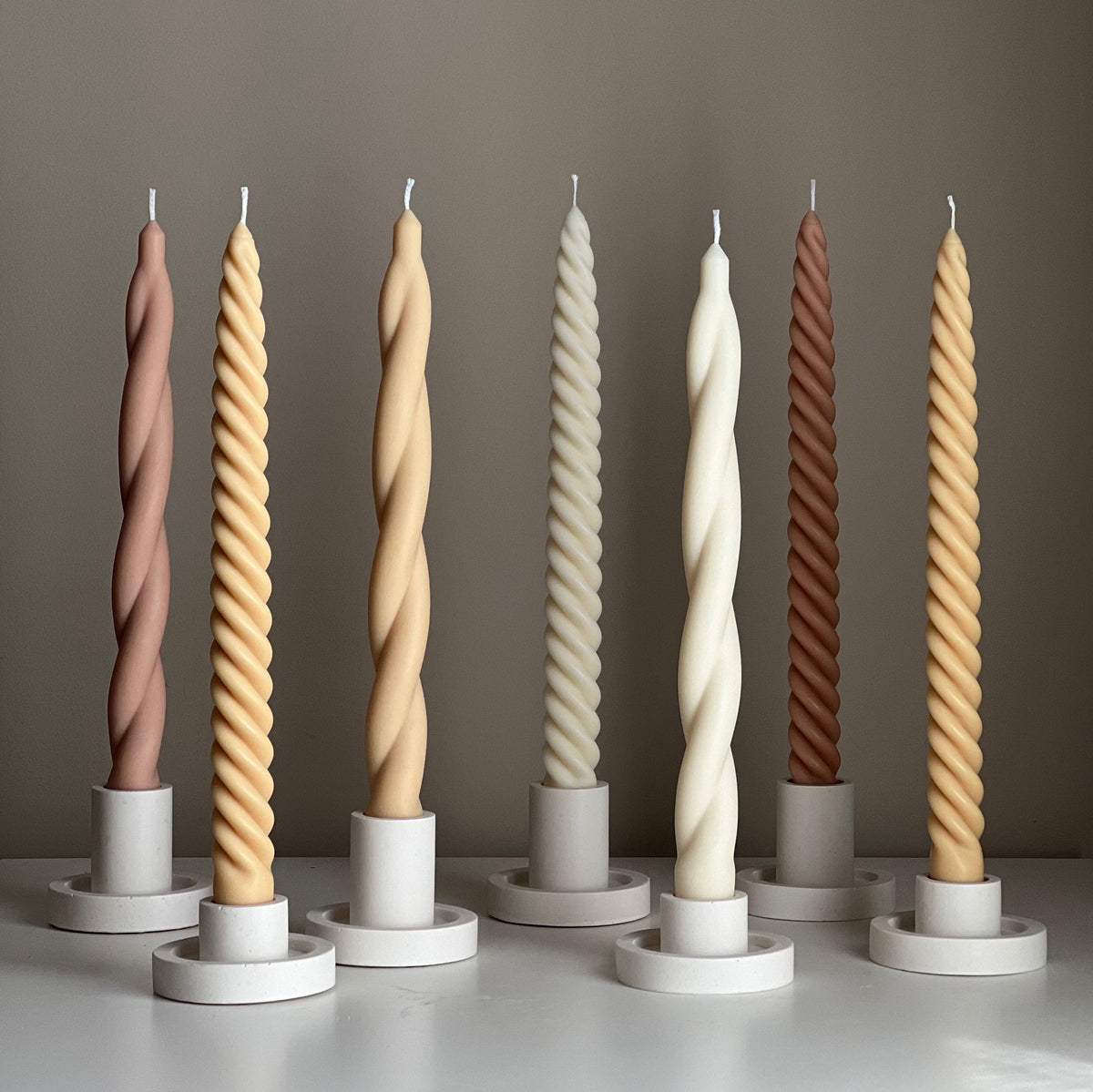 Grande bougie conique torsadée en cire de soja : Décoration pastel faite à la main