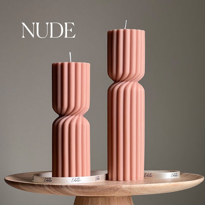 Lot de 2 bougies piliers en cire de soja « sablier » à rayures : bougies sculpturales
