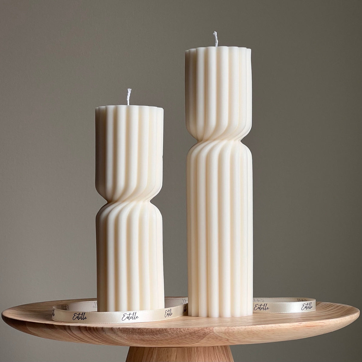Lot de 2 bougies piliers en cire de soja « sablier » à rayures : bougies sculpturales