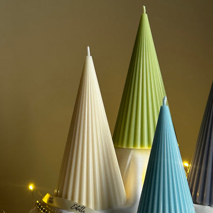 Bougie artisanale en cône côtelé de soja : Décoration de Noël minimaliste