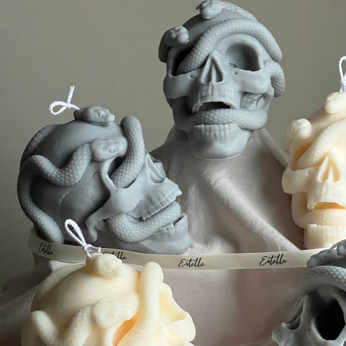 Bougie Crâne aux Serpents : Décoration d'Halloween Effrayante en Cire de Soja